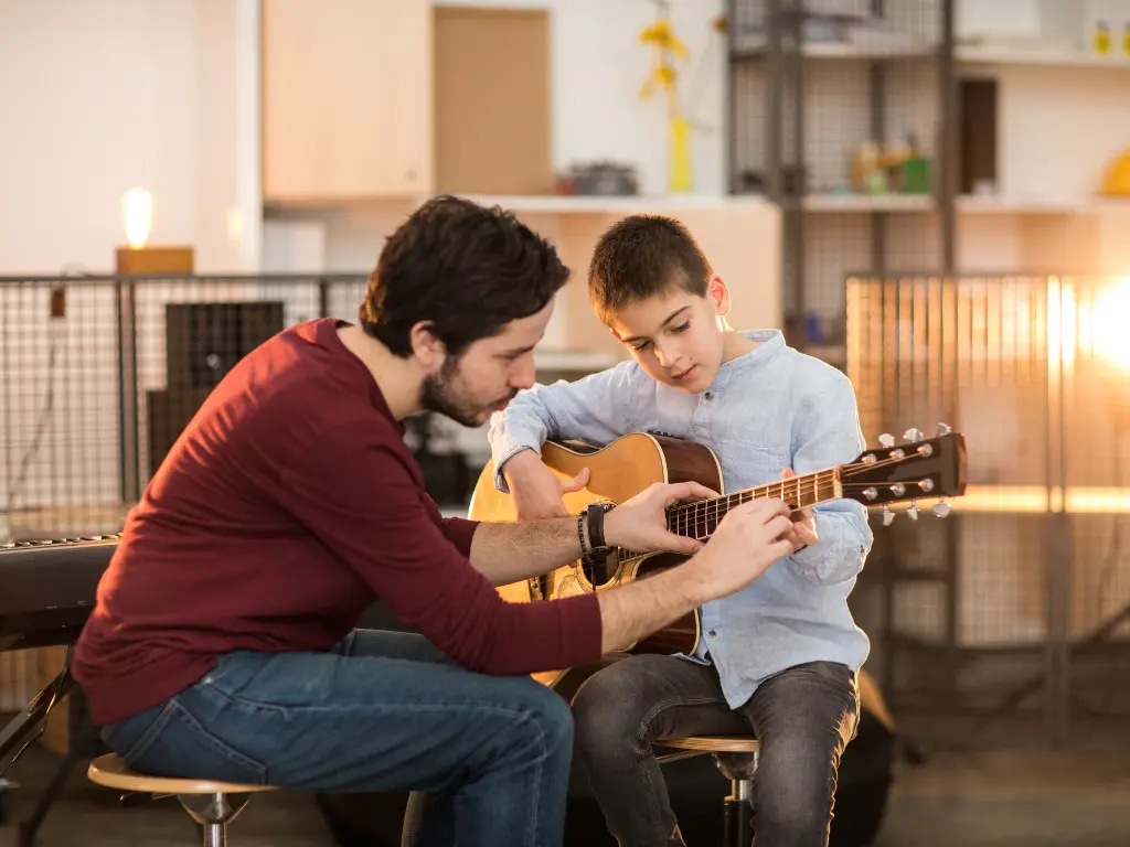 Guitar Lessons for Beginners South London – Easy Guitar Learning with Riffmasters