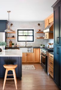 bhg-farmhouse-kitchen-navy-cabinets-7iueX0tAqFJBTrUlgP2J1z-5b719e733a0f4b8283aee1a1101d3388